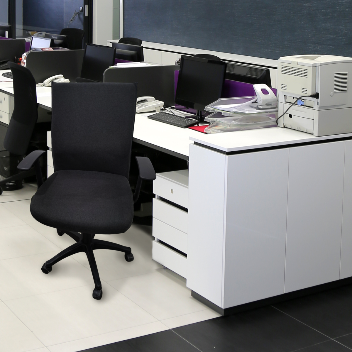 Silla "Satélite" Para Oficina Tapizada En Tela Color Negro